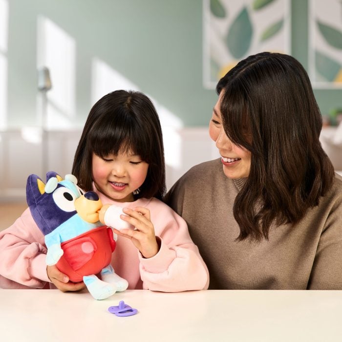 18967_BLUEY_S13_PLUSH_CUDDLE_N_CARE_BABY_BLUEY_LIFESTYLE_1x1_BG_01